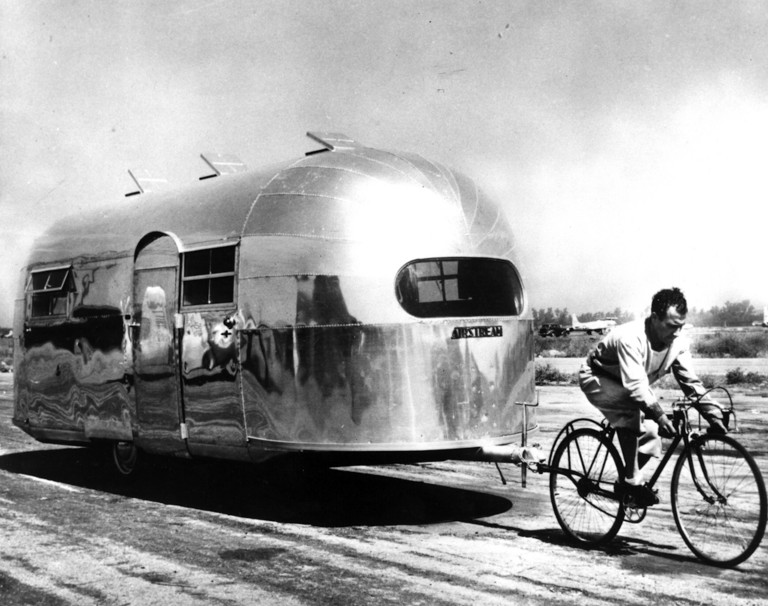 Airstream Rad zieht Trailer